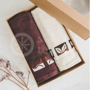 Set of towels with a design in a box